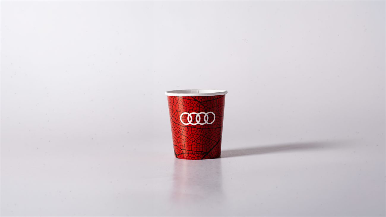 Copo de papel personalizado com a marca Audi, produzido pela Pluspack Embalagens