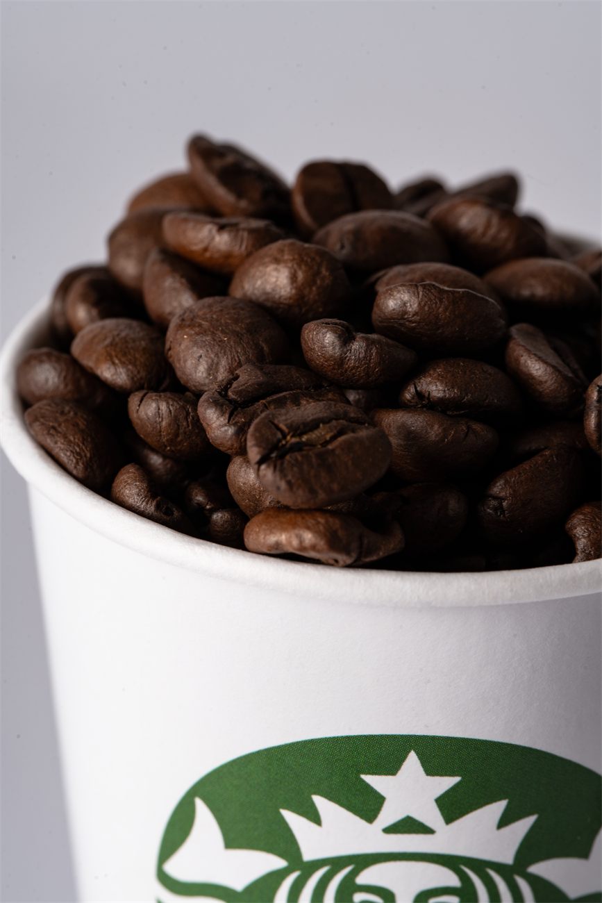 Detalhe de copo de papel personalizado com a marca Starbucks