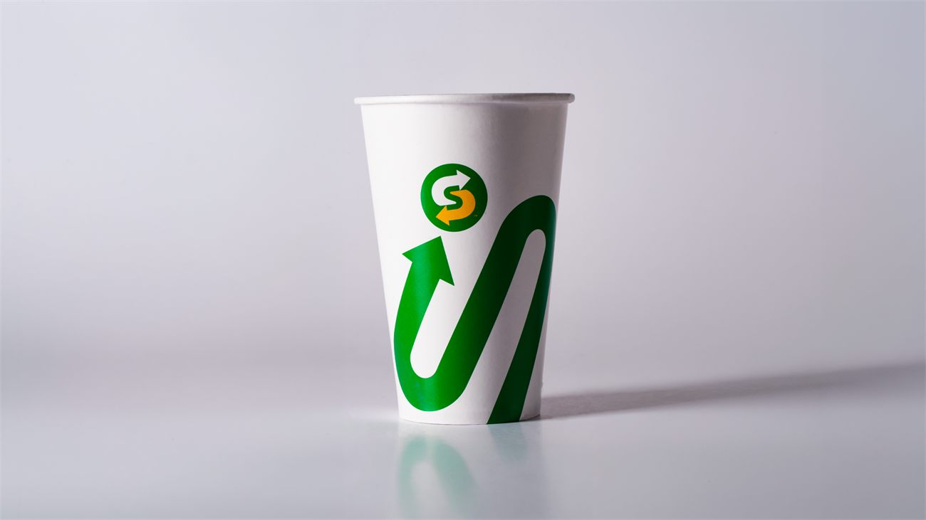Copo de papel personalizado com a marca Subway, produzido pela Pluspack Embalagens